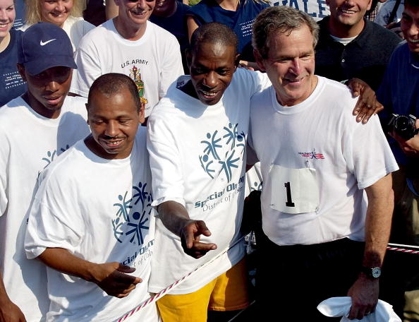 Tổng thống Hoa Kỳ George W. Bush gặp gỡ các vận động viên Olympic đặc biệt tại Nhà Trắng sau khi chạy trong một cuộc đua ba dặm tại Fort McNair vào ngày 22/6/2002 ở Washington, DC. (Ảnh: Getty Images)
