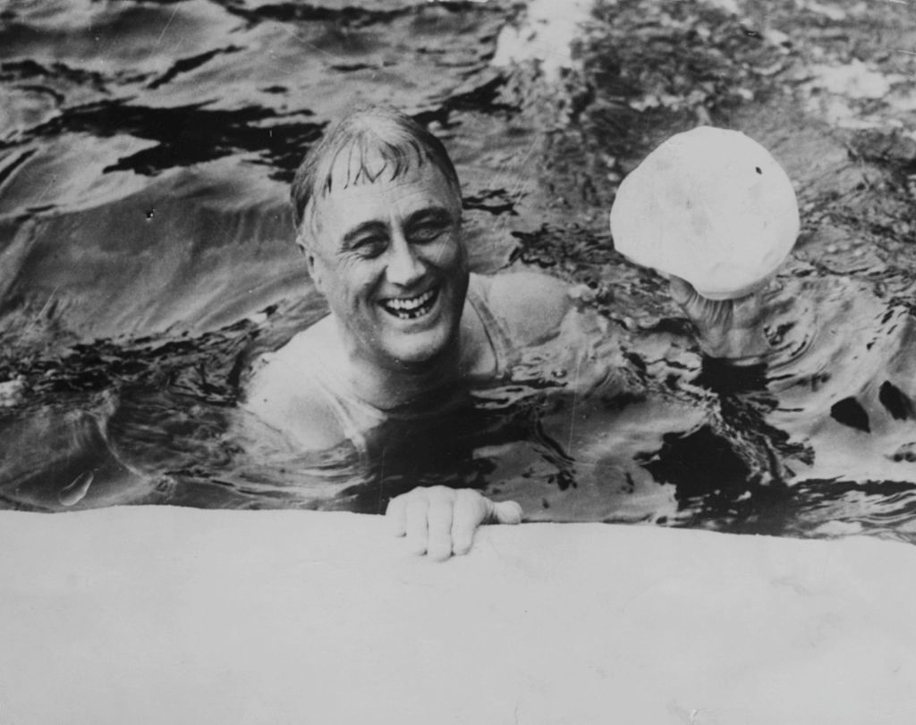 Tổng thống Franklin D Roosevelt chụp ảnh bơi ngoài trời, sau chiến thắng trong cuộc bầu cử vào ngày 9 tháng 11 năm 1932. (Ảnh: Getty Images)