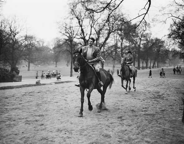 Ronald Reagan cưỡi ngựa qua một công viên ở London vào năm 1949. (Ảnh: Getty Images)