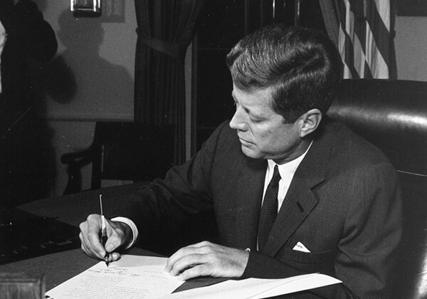Tổng thống Kennedy ký Tuyên bố ngăn chặn việc chuyển giao vũ khí tấn công cho Cuba tại Phòng Bầu dục vào ngày 23 tháng 10 năm 1962.