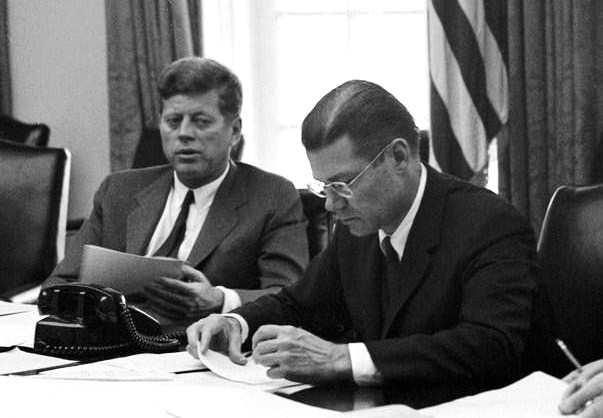 Tổng thống Kennedy và Bộ trưởng Quốc phòng McNamara trong cuộc họp EXCOMM.