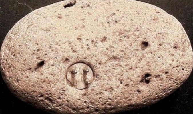 Chiếc bugi trong khối đá grode của nền văn minh tiền sử.