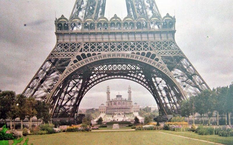 Một bức ảnh của Albert Kahn từ năm 1914 chụp phần chân của tháp Eiffel. Ở phía sau chân vòm là Cung điện Trocadéro cũ.