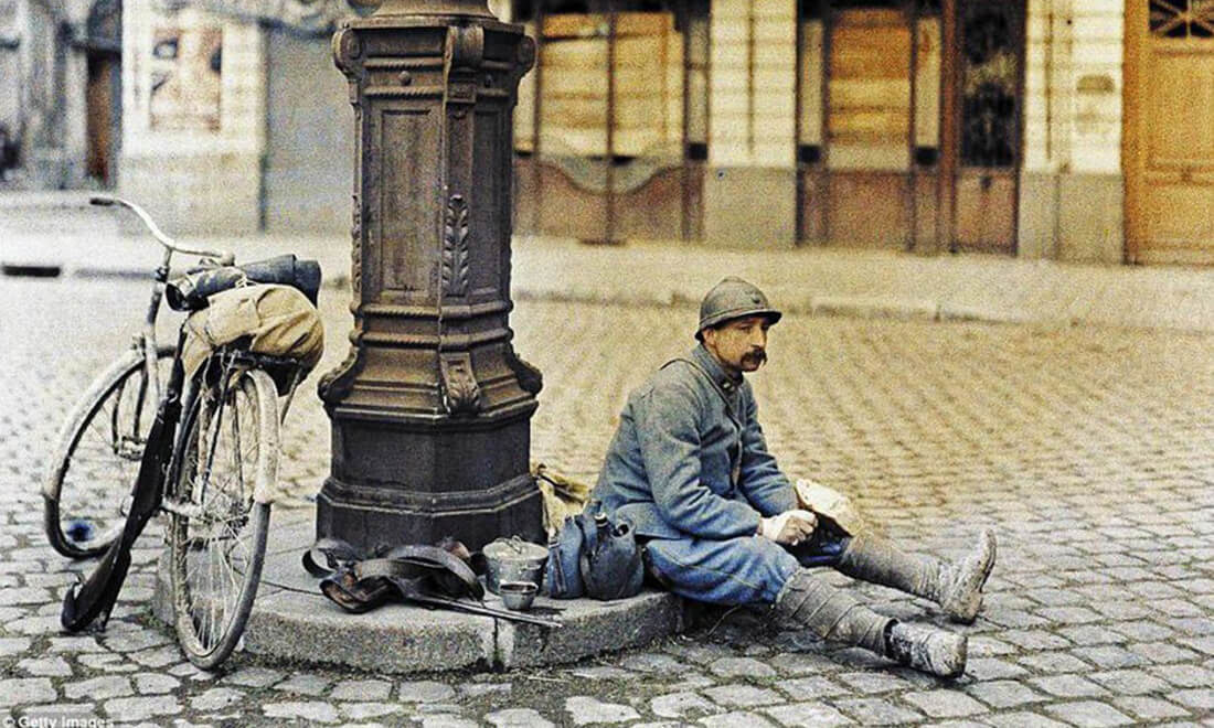 Hình ảnh năm 1917 này cho thấy một người lính Pháp đang ngồi xuống trước một hiệu sách để ăn trưa.