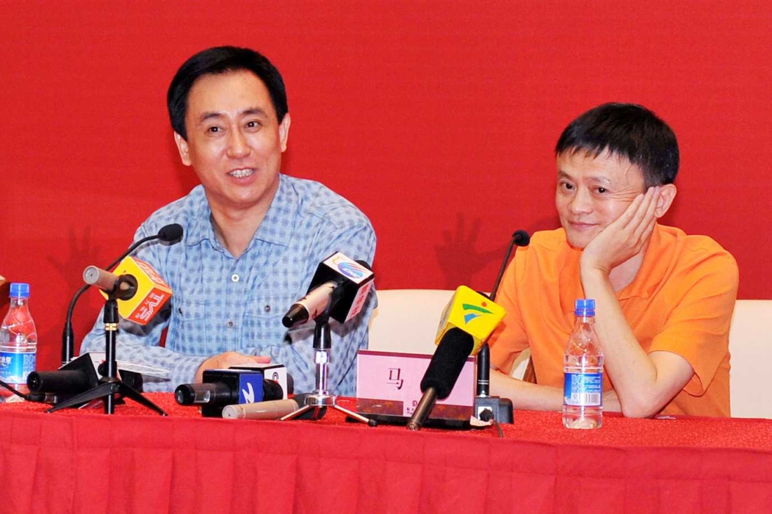 Chủ tịch Tập đoàn Evergrande Xu Jiayin (L) và người sáng lập kiêm Chủ tịch Tập đoàn Alibaba Jack Ma tại Quảng Châu, Trung Quốc, vào ngày 5 tháng 6 năm 2014.