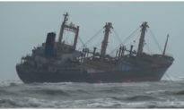 Giải cứu 16 thuyền viên trên con tàu nghìn tấn bị mắc cạn ở vùng biển Hà Tĩnh