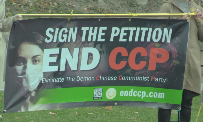 Các tình nguyện viên cầm biểu ngữ kêu gọi chấm dứt Đảng Cộng sản Trung Quốc ở Toronto, Canada vào ngày 10 và 11/10/2020. (NTD Television)