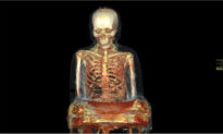 Tìm thấy xác ướp ẩn bên trong tượng Phật cổ