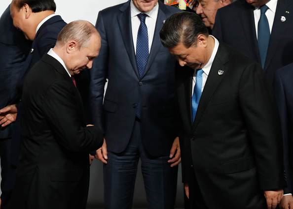 Tổng thống Nga Vladimir Putin và Chủ tịch Trung Quốc Tập Cận Bình tại Hội nghị thượng đỉnh G20 ở Osaka, Nhật Bản, vào ngày 28/6/2019. (Ảnh: Kim Kyung - Hoon/AFP/Getty Images)