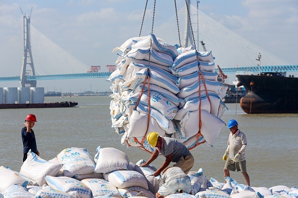 Trung Quốc ráo riết thu mua lương thực và hàng hoá chiến lược - Đồng nhân dân tệ ‘tình cờ’ tăng giá