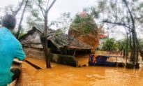 Quảng Bình: Nước lũ vượt mốc 'đại hồng thủy' năm 1979, người dân kêu cứu