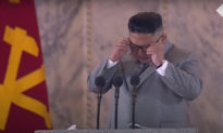 Video: Kim Jong Un gạt nước mắt khi thốt lên lời 'xin lỗi' hiếm hoi về những khó khăn của Triều Tiên