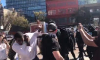 SỐC: Antifa tấn công một người đàn ông da đen đang che chắn bảo vệ người ủng hộ TT Trump