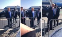 Video khoảnh khắc Tổng thống Trump xúc động được một cử tri tặng một món quà đặc biệt...