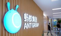 Việc niêm yết trị giá 37 tỷ USD của Ant Group bị tạm ngừng ở Thượng Hải và Hong Kong