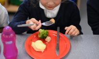 Báo cáo: Trẻ em tại Anh quên mất cách sử dụng dao nĩa trong thời gian cách ly