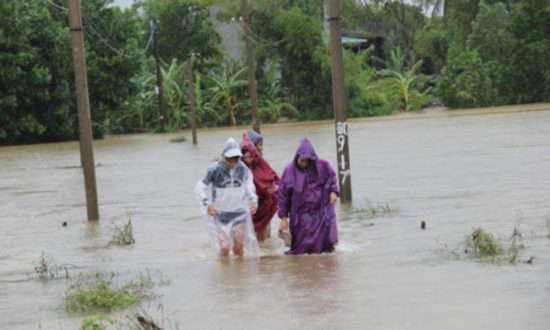 Người dân Quảng Ngãi chạy lũ trong đêm, Quảng Nam mưa lớn nguy cơ sạt lở núi