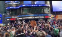 Video: Cánh tả “ăn mừng” sớm cho Joe Biden, bật sâm panh, nhảy nhót, ôm nhau: Không ai nói Covid-19 sẽ 'lây lan”