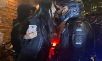 Video: Cô gái chửi rủa và nhổ nước bọt vào cảnh sát New York là cựu thực tập sinh của Hạ nghị sĩ Đảng Dân chủ