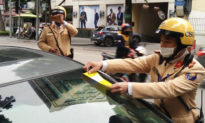 CSGT Hà Nội dán phạt nguội 166 ô tô dừng, đỗ sai quy định