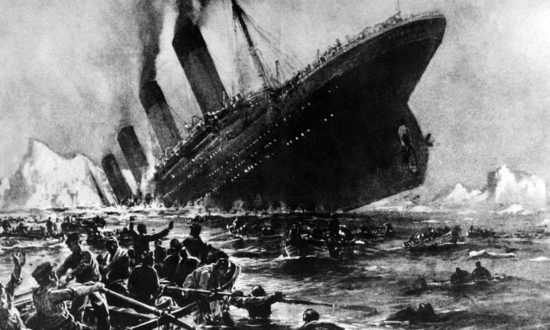Tấm ảnh của nghệ sĩ không tuổi chụp cảnh vụ đắm tàu ngày 14 tháng 4 năm 1912 của tàu chở khách sang trọng của Anh Titanic ngoài khơi bờ biển Nova-Scotia, trong chuyến đi đầu tiên của nó. Con tàu Titanic 'Không thể chìm' đi dọc theo đường dẫn nước Southampton trên đường đến New York vào ngày 10 tháng 4 năm 1912 và gặp thảm họa vào ngày 14 tháng 4 năm 1912 sau khi va phải một tảng băng trôi ngoài khơi Newfoundland ngay trước nửa đêm và chìm hai giờ sau đó, giết chết khoảng 1.500 hành khách và nhân viên tàu. (Getty Images)