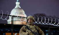 Hình ảnh lực lượng Vệ binh Quốc gia Mỹ tiến vào Quốc hội và sẵn sàng đợi lệnh