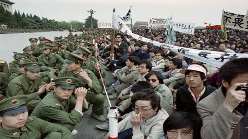 Sinh viên ủng hộ dân chủ và quân đội ĐCSTQ ngồi đối diện nhau trong sự kiện biểu tình năm 1989 ở quảng trường Thiên An Môn. (CATHERINE HENRIETTE/AFP/Getty Images)