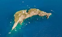 Kỳ lạ hòn đảo có hình dạng cá heo ở Ý