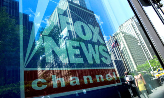 Fox News hủy bỏ chương trình của nhà báo danh tiếng Lou Dobbs, người đang bị Smartmatic kiện