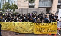Hong Kong mở phiên tòa xét xử 47 nhà dân chủ, người dân HK và các quan chức nước ngoài tập trung quanh tòa án kêu gọi thả người