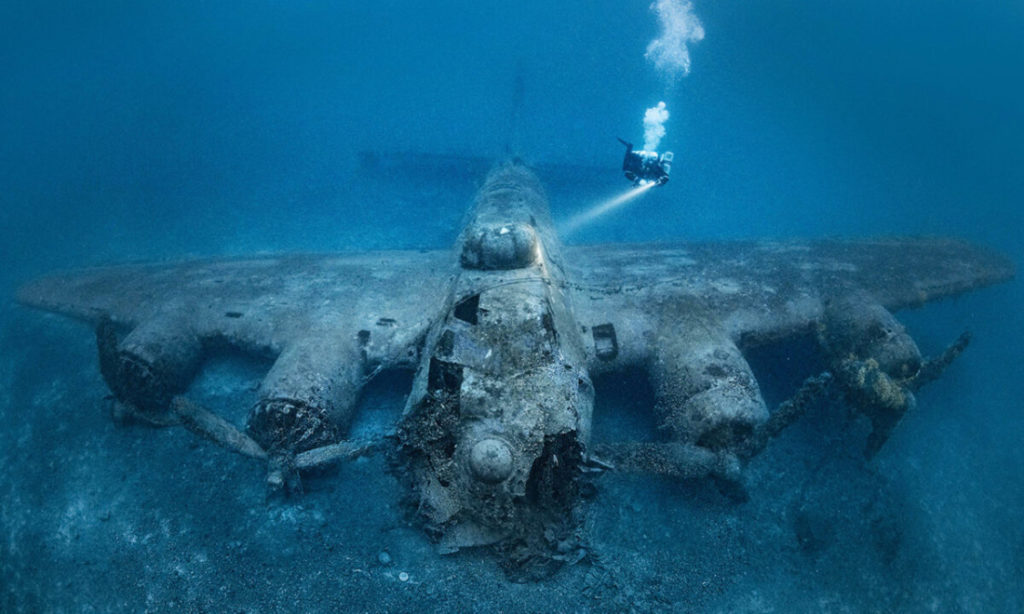 Thợ lặn chụp được những bức ảnh ấn tượng của xác máy bay từ thời Thế chiến II dưới đáy đại dương ngoài khơi Croatia