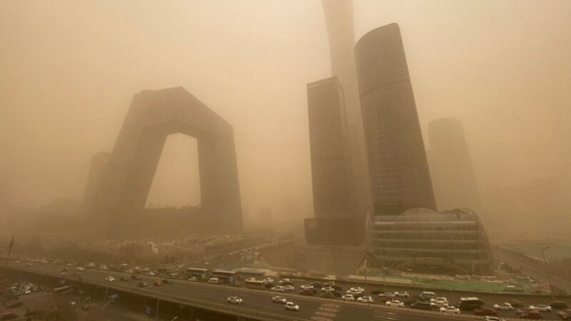 Trung Quốc: 12 tỉnh thành xuất hiện bão cát nghiêm trọng, bầu trời Bắc Kinh bị cát vàng bao phủ