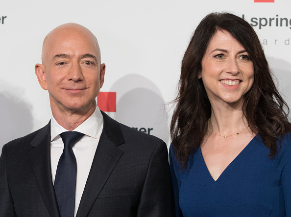 Giám đốc điều hành Amazon Jeff Bezos và vợ MacKenzie Bezos (trước khi ly hôn) tạo dáng khi đến trụ sở của nhà xuất bản Axel-Springer, nơi ông Bezos sẽ nhận Giải thưởng Axel Springer 2018 vào ngày 24 tháng 4 năm 2018 tại Berlin. (Ảnh của JORG CARSTENSEN / AFP qua Getty Images)