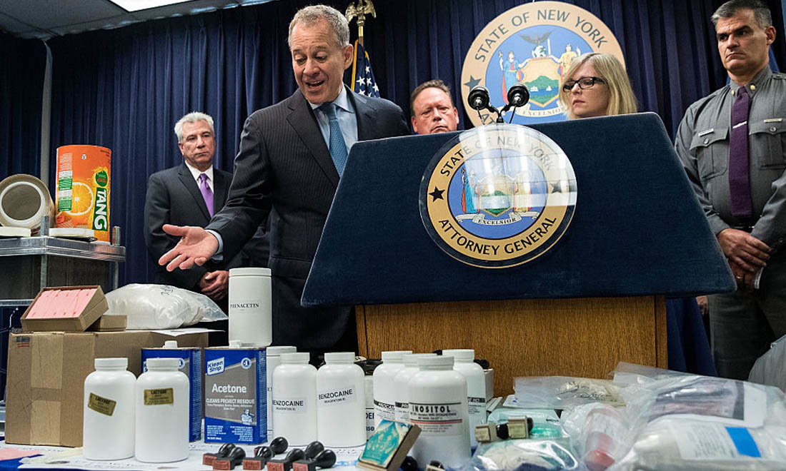 Bộ trưởng Tư pháp New York Eric Schneiderman phát biểu trong cuộc họp báo liên quan đến một vụ mua bán ma túy lớn vào năm 2016 ở Thành phố New York. Các nhà chức trách ở bang New York đã thực hiện bắt giữ một vụ mua bán ma túy kỷ lục, thu giữ 33 kg heroin và 2 kg fentanyl.(Ảnh của Drew Angerer / Getty Images)