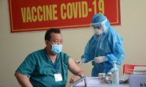 Hai triệu chứng cảnh báo hiện tượng đông máu sau tiêm vaccine COVID-19