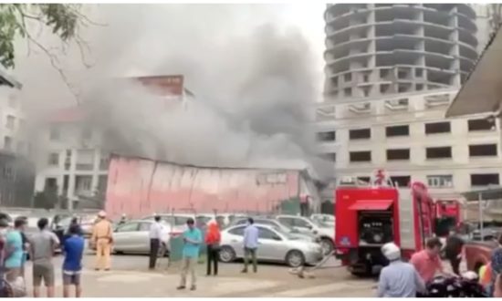 Cháy lớn tại xưởng in giữa bãi giữ xe ô tô ở Hà Nội