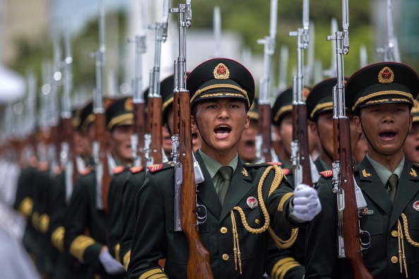 Các binh sĩ Quân đội Giải phóng Nhân dân Trung Quốc (PLA) diễu hành (Ảnh của Lam Yik Fei / Getty Images)