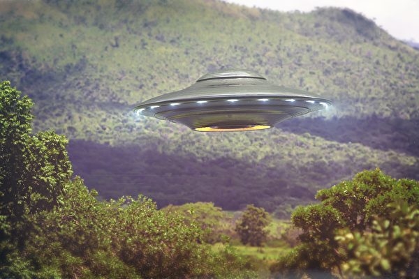 Nhìn thấy UFO bay ngang qua, người đàn ông Zimbabwe hoảng sợ tới mức ngã xe máy