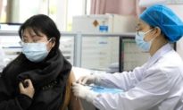 TQ: Người Quảng Châu đổ xô đi tiêm vaccine COVID-19, có người tiêm xong ngất xỉu