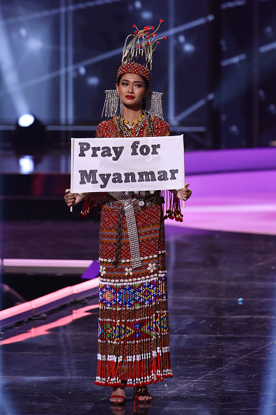 Hoa hậu Myanmar Thuzar Wint Lwin với phần thi Trang phục Dân tộc tại Chung kết cuộc thi Hoa hậu Hòa vũ lần thứ 69 (Ảnh: Rodrigo Varela/Getty Images)