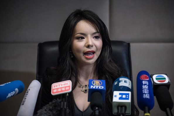Anastasia Lin, nữ diễn viên 25 tuổi đăng quang Hoa hậu Thế giới Canada, đã có một cuộc họp báo tại Hồng Kông vào ngày 27 tháng 11 năm 2015 sau khi Trung Quốc ngăn cản cô đi du lịch đến thành phố nghỉ mát ven biển Tam Á cho cuộc thi (Ảnh: PHILIPPE LOPEZ / AFP qua Getty Images)
