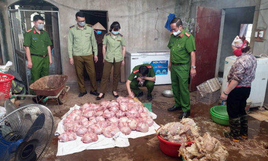 Phát hiện hơn 3 tấn thịt gà bốc mùi hôi thối, chuẩn bị bán ra thị trường