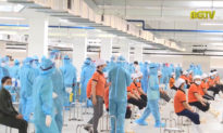 Lực lượng chức năng lấy mẫu xét nghiệm COVID-19 cho công nhân Khu công nghiệp ở Bắc Giang. (Ảnh: bacgiangtv.vn)