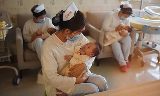 Điều gì đằng sau chính sách sinh 3 con mới của Trung Quốc?