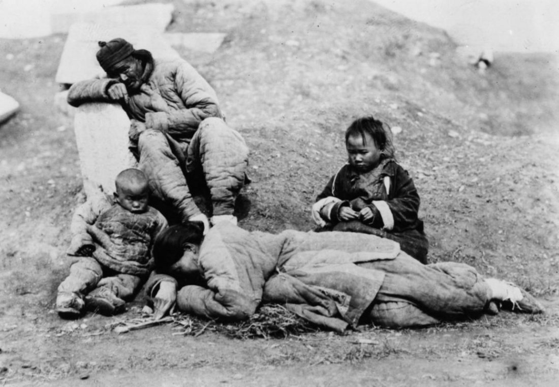Một gia đình chết đói, ngày không xác định trong thời gian diễn ra chiến dịch Đại nhảy vọt của Đảng Cộng sản Trung Quốc (ĐCSTQ). (Phạm vi công cộng)