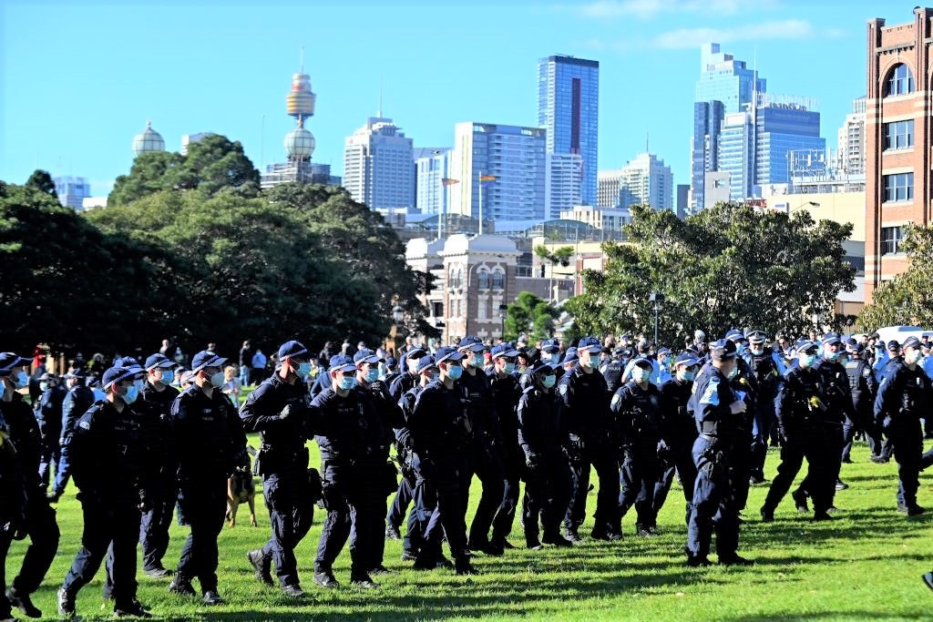 Cảnh sát chặn đường những người biểu tình tuần hành trong một cuộc biểu tình chống phong tỏa ở Sydney, Úc vào ngày 24/7/2021. (Steven Saphore / AFP qua Getty Images)