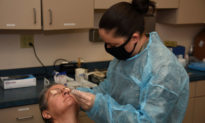 Xét nghiệm COVID-19: Mẫu nước súc miệng có hiệu quả như tăm bông mũi họng 