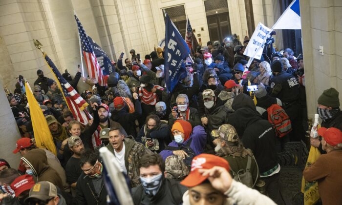 Người biểu tình trong tòa nhà Quốc hội Mỹ hôm 6/1/2021. (Win McNamee/Getty Images)