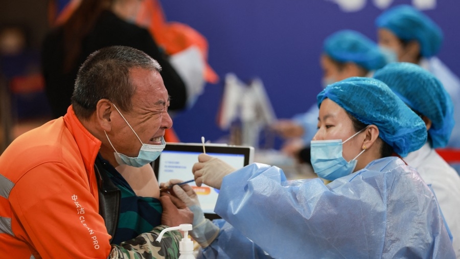 Bệnh viện Trung Quốc ‘hướng dẫn’ cách ghi chú phản ứng bất thường sau khi tiêm vaccine COVID-19