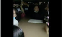 Video mưa lũ thảm khốc ở Trung Quốc: Hành khách trên tàu điện ngầm bị “ngâm” sâu trong nước lũ